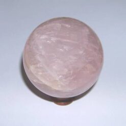 Sfera din cuart roz pe suport