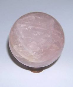 Sfera din cuart roz pe suport cristal natural