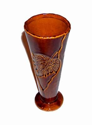 Vaza din ceramica cu frunza de vita de vie stilizata