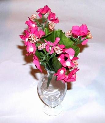 Vaza transparenta din sticla cu buchet de flori roz
