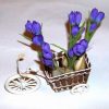 Oranament in forma de tricicleta cu flori mov