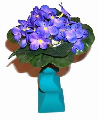 Vaza verde cu flori mov