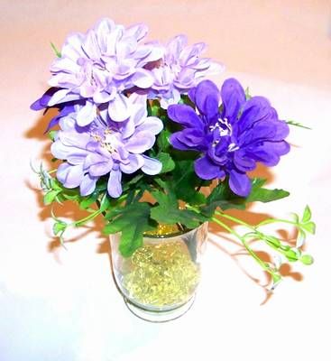 Vaza din sticla cu buchet de flori mov