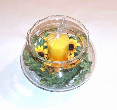 Vaza - bol din sticla cu flori si lumanare galbena