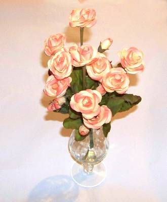 Vaza din sticla cu buchet de trandafiri roz