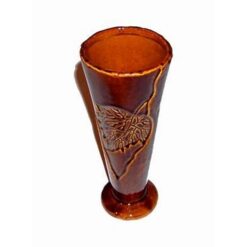 Vaza din ceramica cu frunza de vita de vie stilizata