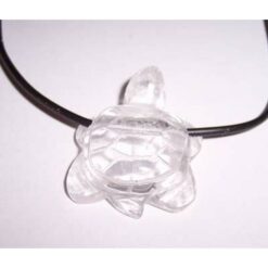Broscuta din cristal de stanca pe siret negru!