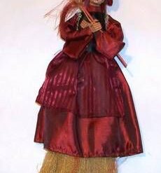 Vrajitoare minuaturala cu matura