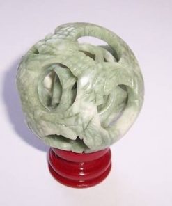 Trei sfere din jad, realizate manual dintr-un singur cristal
