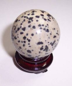 Sfera din jasp dalmatian, pe suport din lemn - deosebit !