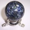 Sfera din lapis lazuli pe suport metalic argintiu