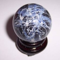 Sfera din granat, pe suport de lemn - unicata!
