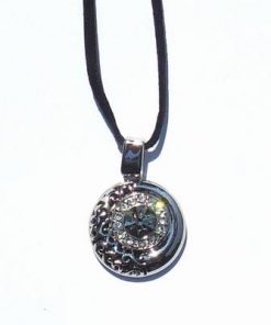 Pandantiv din metal cu cristale Swarovski, pe siret negru