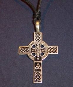 Crucea celtica ornamentata cu cerc